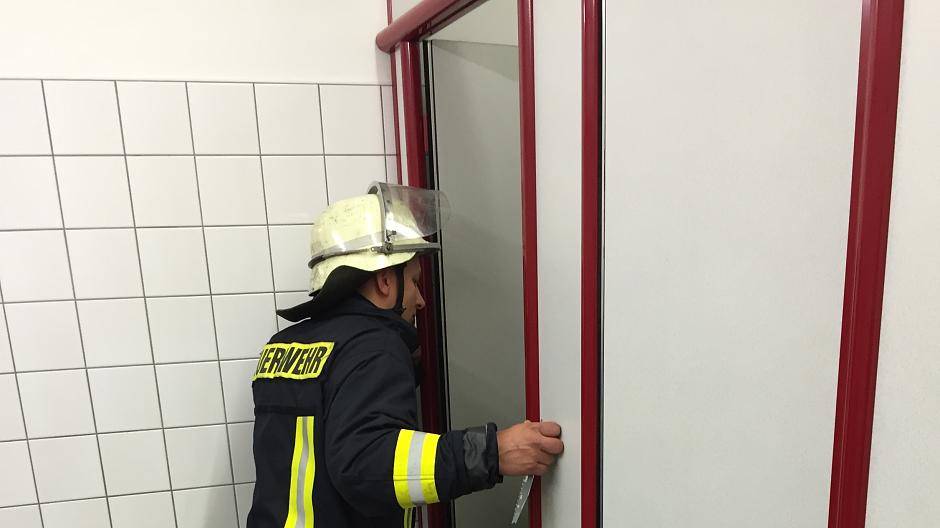 Kind bleibt mit Kopf in Schultoilette stecken