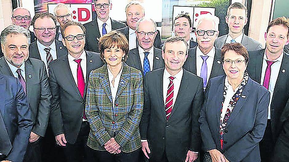 Bürgermeisterin Angelika Mielke-Westerlage mit Düsseldorfs OB Thomas Geisel und Amtskollegen beim ersten Tour-Gipfel im Düsseldorfer Schlossturm.