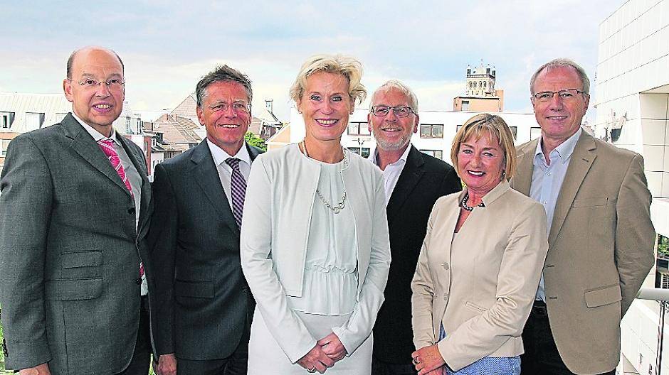  Neue Schulaufsichtsbeamtin begrüßt (von links): Tillmann Lonnes, Landrat Hans-Jürgen Petrauschke, Astrid Ficinus, Ulrich Plöger, Elke Stirken und Alois Mayer. 