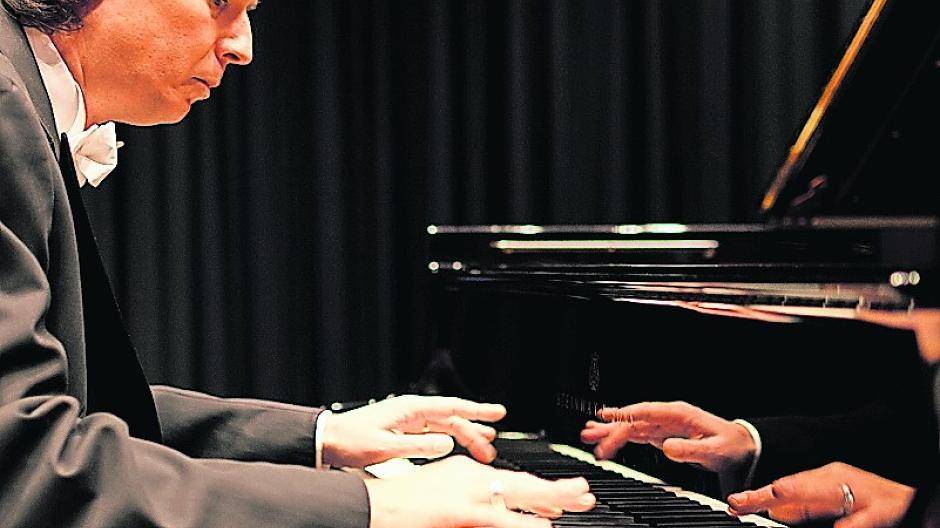 Der Pianist Har-Zahav spielt am Heimat-shoppen- Sonntag im Forum Wasserturm in Lank-Latum.