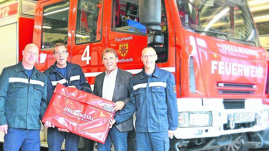 Freuen sich bei der Übergabe (v.l.): Löschzugführer Andreas Richter, stellv. Löschzugführer Dirk Garten, Provinzial Geschäftsstellenleiter Bernd Kaiser und stellv. Löschzugführer Dominik Stein.
