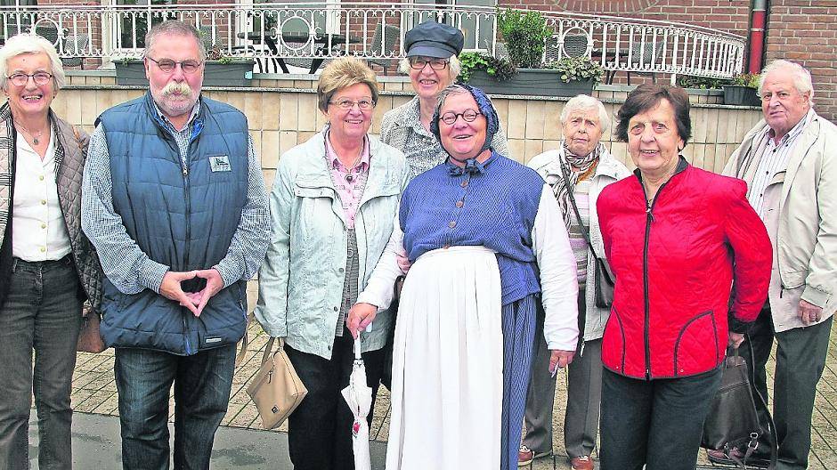  Monika Wirtz, in alter Niederrheintracht gekleidet, konnte die Meerbuscher Senioren gut unterhalten. 