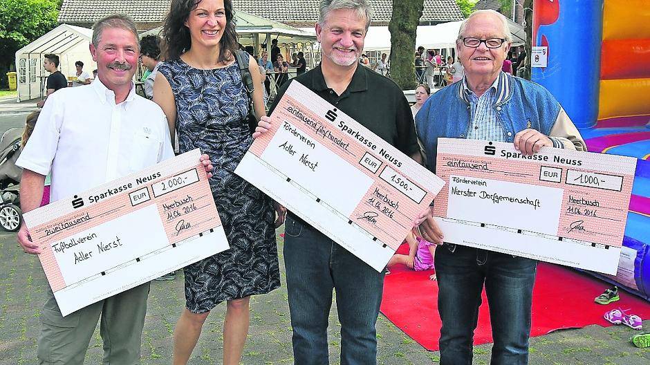  Haben sich sichtlich bei der Spendenübergabe gefreut (v.l.): Heiner Stammen (2. Vors. Adler Nierst), Dagmar Lansen (Sparkasse), Harold Reiners (Vors. FC Adler Nierst Förderverein Fußball e.V.) und Wilhelm Webers (Förderverein der Nierster Dorfgemeinschaft). 