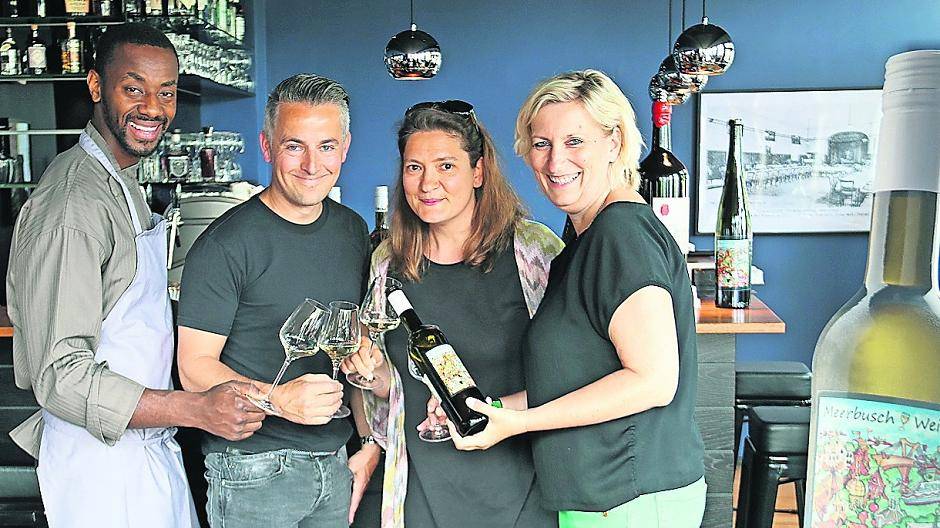  Viel Freude bei der ersten Weinprobe in „Antony’s Kochschule &amp; Restaurant“ in Büderich (von links): Hausherr Antony Sarpong, Dirk und Jasmina Ueberbach mit Wirtschaftsförderin Heike Reiß. 