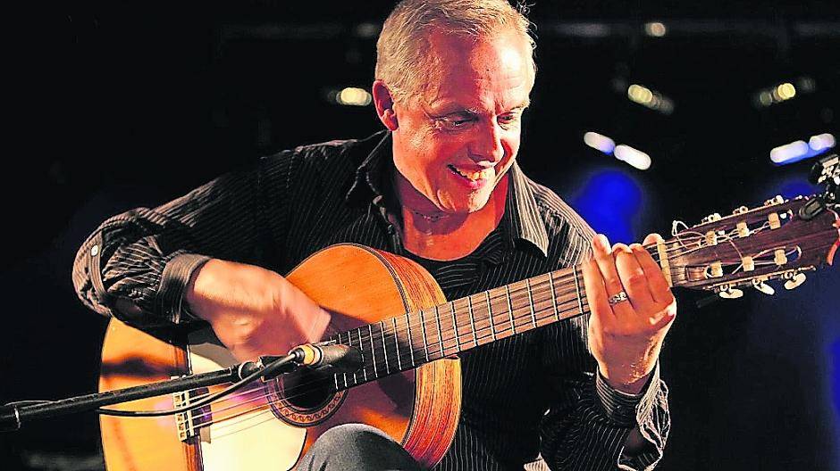  Stefan Sell wurde 1959 im Rheinland geboren, bereiste nach klassischer Gitarrenausbildung Spanien mit einem Flamencotheater. 