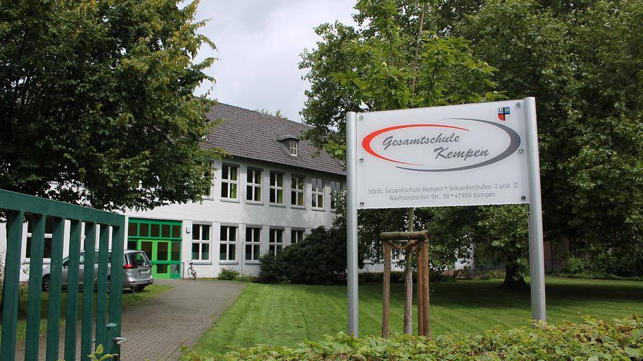 Das Schulgebäude an der Ecke Wachtendonker Straße /...