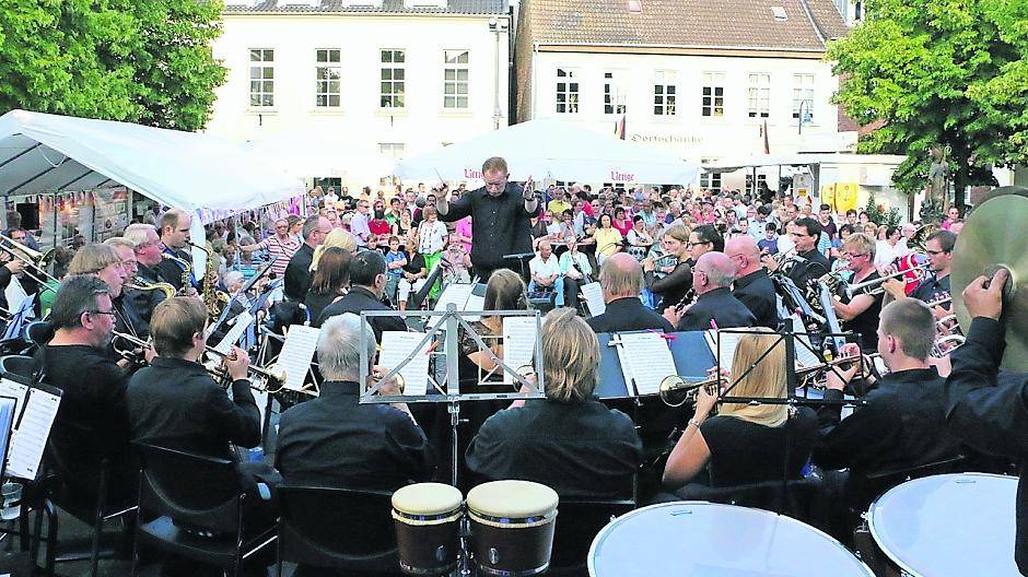  Am kommenden Samstag verzaubert der Musikverein Osterath wieder seine Gäste auf dem Osterather Kirchplatz. 