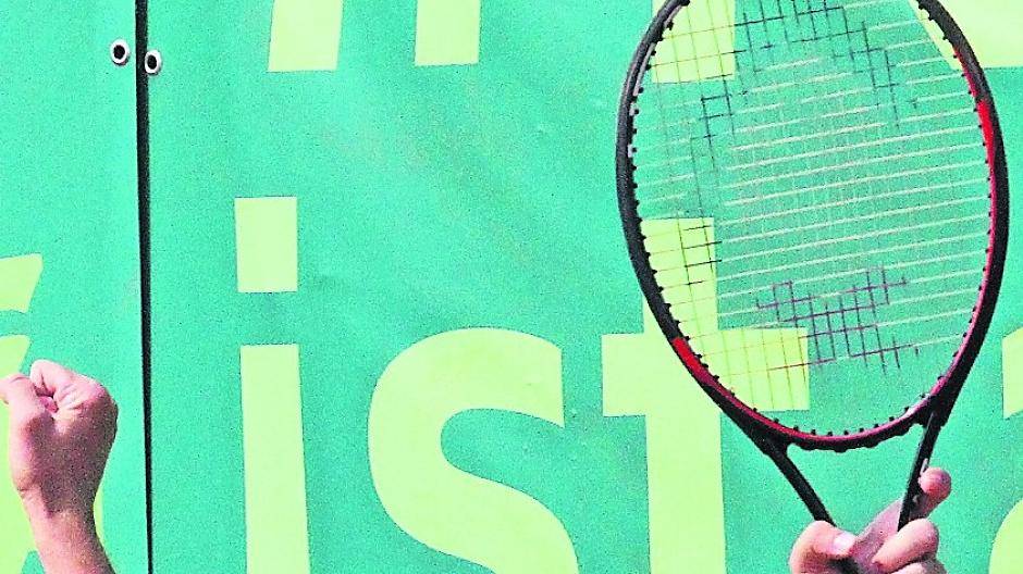  Stolz auf den Pokal ist  