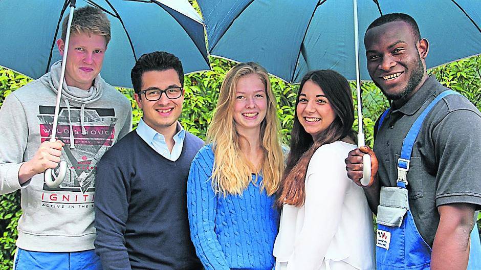 Gut beschirmt durch ihre Ausbildung: Jannick Zabel, Tobias Robl, Viviane Schmitz, Selina Sögütcük und King Sulaimon Abiodun (v.l.).