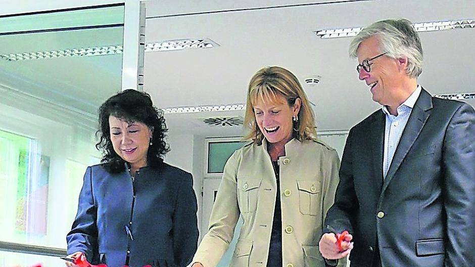 Debra Rectenwald, Vize-Präsidentin und Betty Mei, Technische Direktorin der „3M Abrasive Systems Division“ eröffneten zusammen mit Felix Thun, Globaler Business-Direktor für den Bereich Schleifsysteme, das neue Testcenter in Meerbusch.