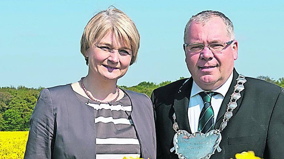 Stefan und Bärbel Mosch bitten darum, beim Fest auf Blumengeschenke an sie zu verzichten und lieber Geldspenden zu schenken. Diese werden sie der Caritas-Aktion „Paten gesucht“ zukommen lassen — und damit Osterather Senioren unterstützen.