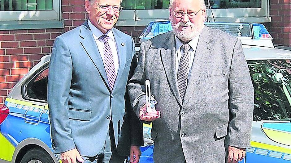  Landrat Hans-Jürgen Petrauschke hat sich in Neuss bei Peter Jung aus Osterath für seinen Einsatz bedankt. Der 60-Jährige erhielt den „Aufgepasst“-Schutzmann der Polizei. 