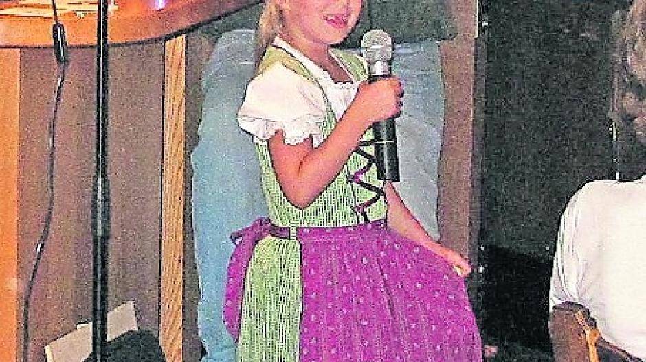  Elsa Emmerichs beim Vortrag im Haus Latum. 