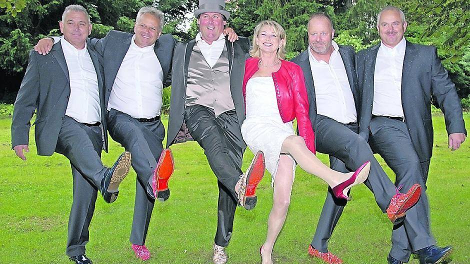 Das närrische Kabinett um Bernd und Angela Weiskopf zusammen mit ihren Ministern bei der Vorstellung im Garten des Uerdinger Heimatbundes.