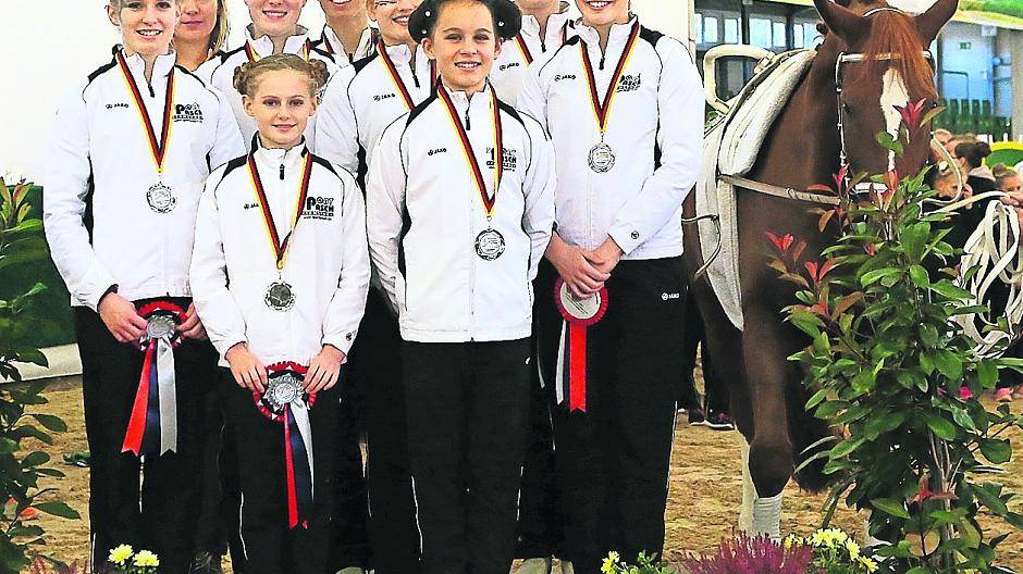  Das M-Team des VZM bei der Siegerehrung. Musikalisch und optisch interpretierten die Meerbuscherinnen den Disney-Klassiker „Dschungelbuch“. 