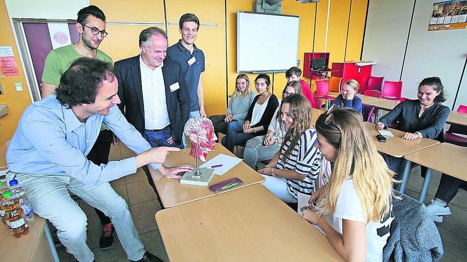 Sie informierten die Schülerinnen und Schüler professionell: Prof. Dr. Tobias Stupp (Augenarzt), Daniel Abrar (Neurologe), Dr. Dr. Wolfgang Schmüdderich (Mund und Kieferchirurg) und Jan Schwinde (stud. med.).