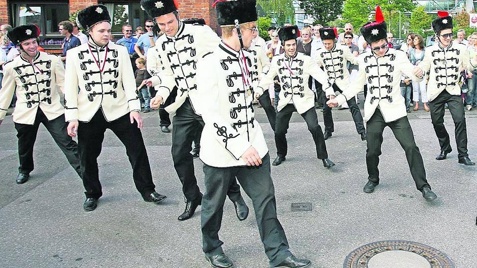 Tanzende Schützen bei der Parade? In Strümp keine Seltenheit! Das Strümper Schützenfest bietet ganz Meerbusch eine einzigartige Atmosphäre.