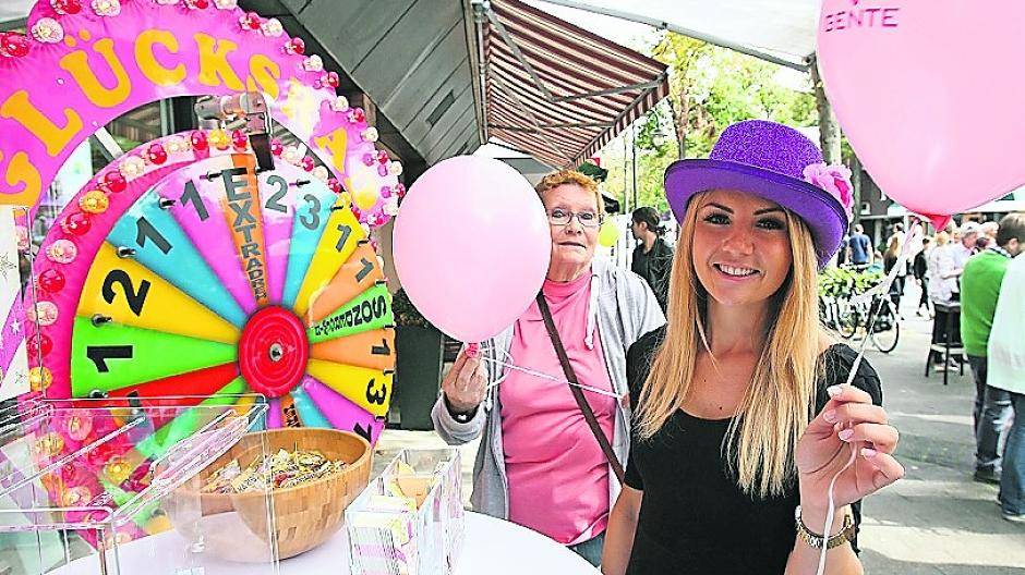 Andreas Galonska (l.) und Robert Selders von der WuI und Petra Schlieter-Gropp von der Agentur „Schlieter &amp; friends“ freuen sich auf den Sonnenblumen-Sonntag.
