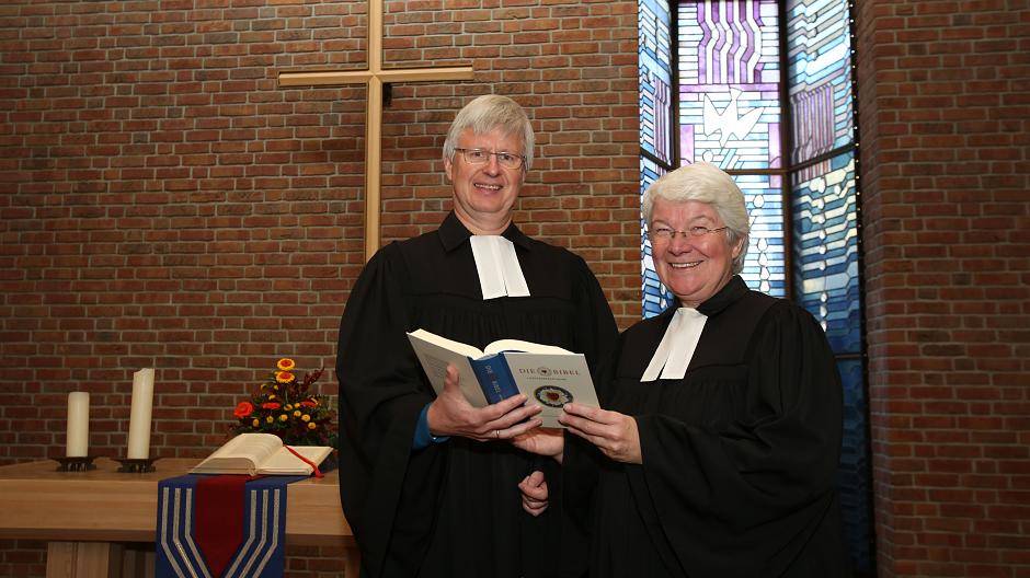  Ute und Gerhard Saß werden Meerbusch verlassen. Gemeinsam werden sie nach Hückelhoven gehen. Vergangenen Sonntag hatte Ute Saß bereits ihren letzten Gottesdienst in der Versöhnungskirche, am kommenden Sonntag hat Gerhard Saß seinen in der Evangelischen Kirche Osterath. 