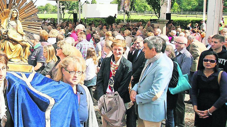  Der Platz vor der Niederdonker Kapelle ist beim „Fisternöllche“ immer ziemlich voll. 