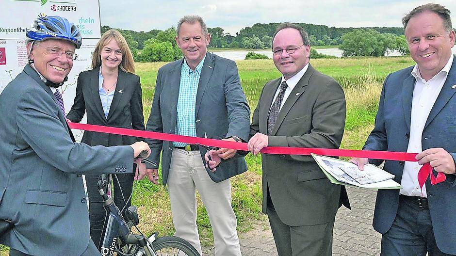  Freude über neue Zählstellen, die Radfahrer erfassen (von links): Landrat Hans-Jürgen Petrauschke, Stephanie Schulze, Guido Schenk von der Stadtmarketing- und Verkehrsgesellschaft Dormagen, Robert Abts und Arnd Ludwig. 