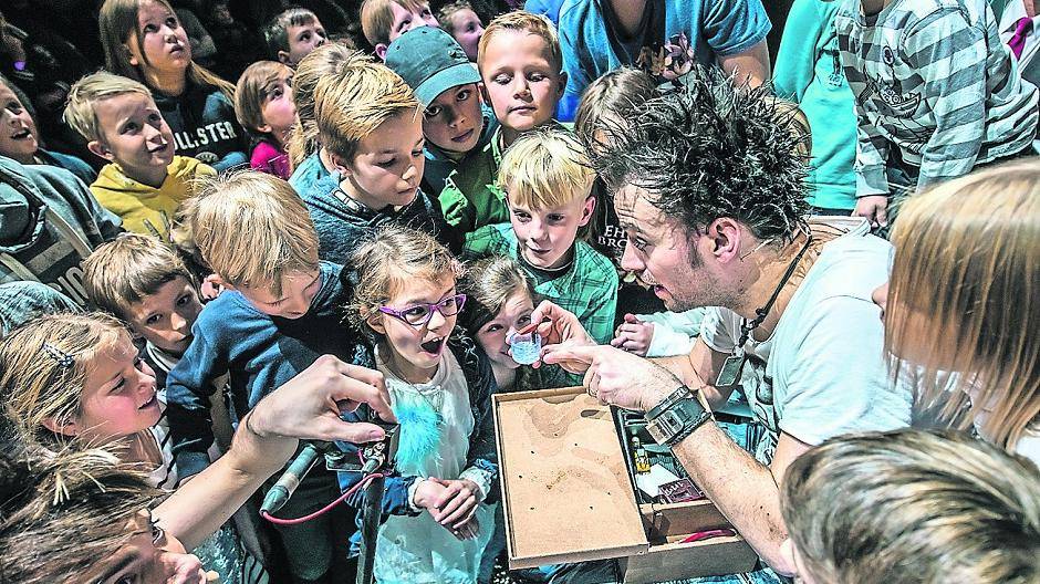  Es muss nicht immer riesengroß sein - die Ehrlich Brothers verzaubern auch gerne mal mit einem kleinen Flohzirkus. 