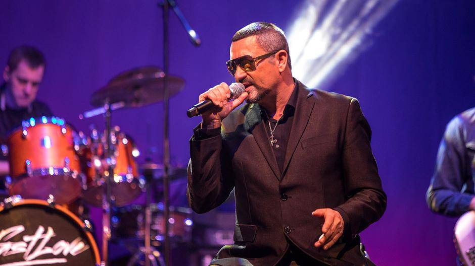 Andrew Browning als George Michael beim Performen.