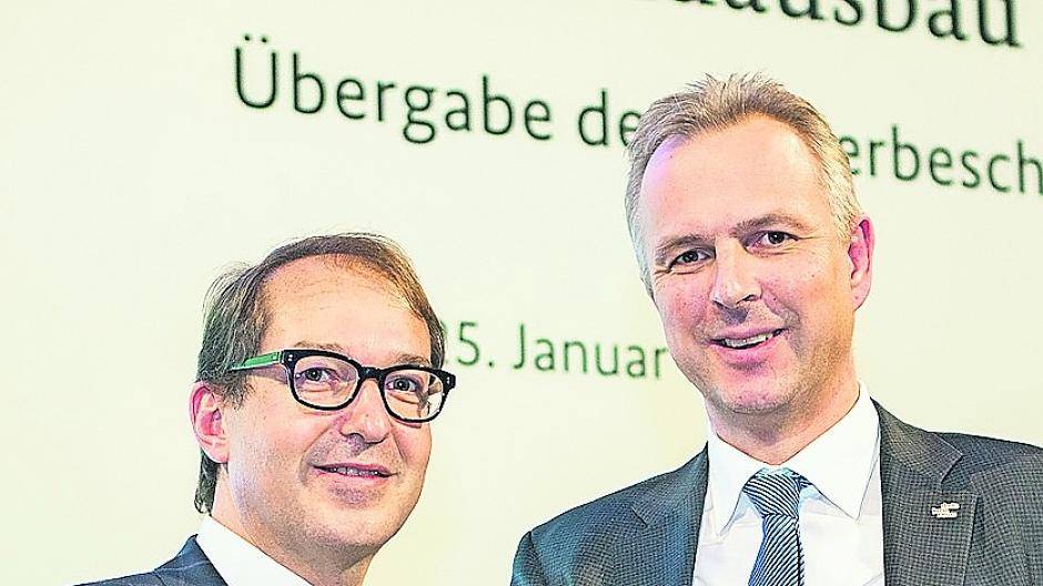 Schnelles Internet: Bundesminister Alexander Dobrindt (links) übergab Kreisdirektor Dirk Brügge einen Förderbescheid über 50 000 Euro. Mit dem Geld kann der Rhein-Kreis Neuss Beratungsleistungen bezahlen. 