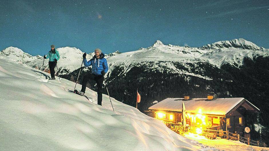  Im hellen Mondlicht geht es auf eine geführte Schneeschuhtour in die verschneite Winterlandschaft rund um den Großglockner. 
