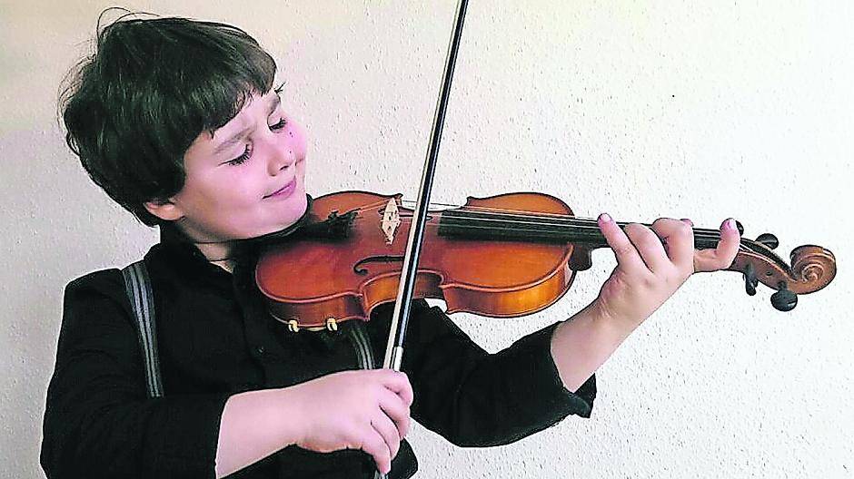 Der siebenjährige Berat Simsek verzauberte bei „Jugend musiziert“ die Anwesenden — und die Jury. In seiner Altersklasse holte er selbstredend den ersten Platz.