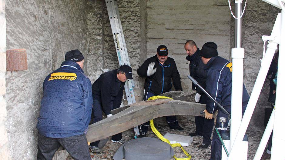 Fachleute des Spezialunternehmens Hasenkamp aus Köln demontierten Torflügel und Plastik und sorgten für den sicheren Transport in die Restaurierungswerkstätten in Brauweiler.