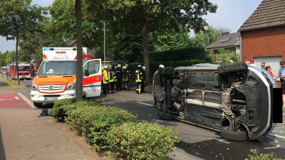Das Fahrzeug hatte sich auf der Meerbuscher Straße überschlagen. Schwere Verletzungen haben die Insassen nach Angaben der Polizei nicht davon getragen.