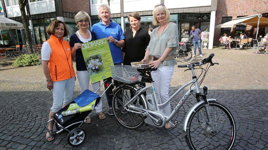 Freuen sich jetzt schon auf den Ökomarkt (von links): Angelika Kirchholtes (ADFC) Dana Frey von der Stadtverwaltung, Wolf Meyer-Ricks (Nabu), Johanna Neumann (Umwelt- und Klimamanagement der Stadt) und Birgit Diestelhorst (Bücherflohmarkt).