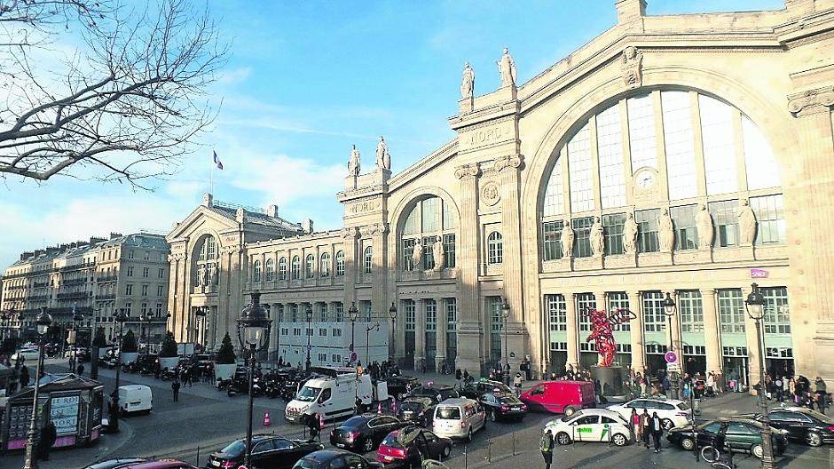 Notre Dame im Hintergrund, im Vordergrund Extra-Tipp-Mitarbeiterin Christiane Samuel.