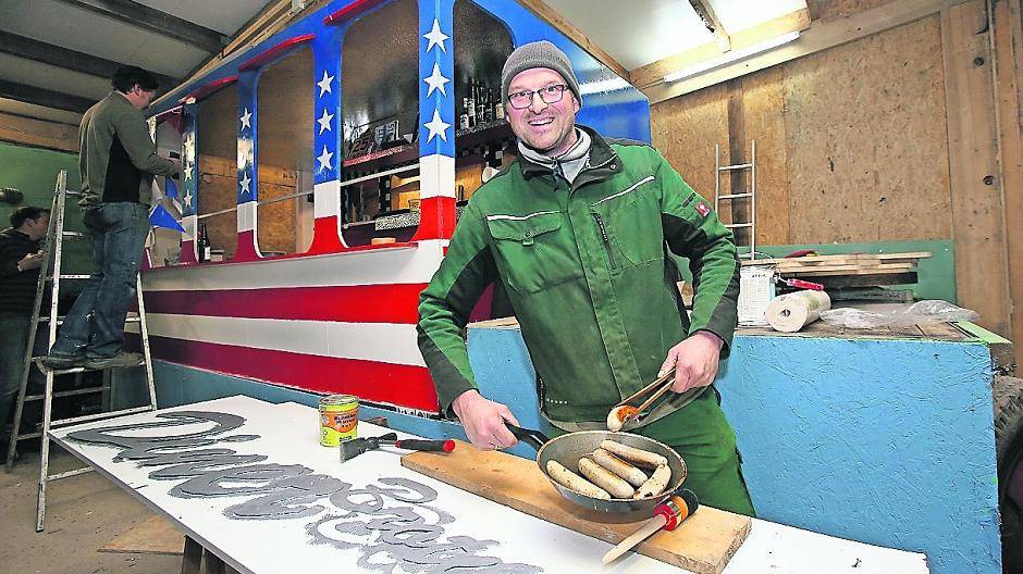Die Baakes stimmen sich jetzt schon mit leckeren Rostbratwürstchen auf den Rosenmontagszug in ihrem „Diner“ ein.
