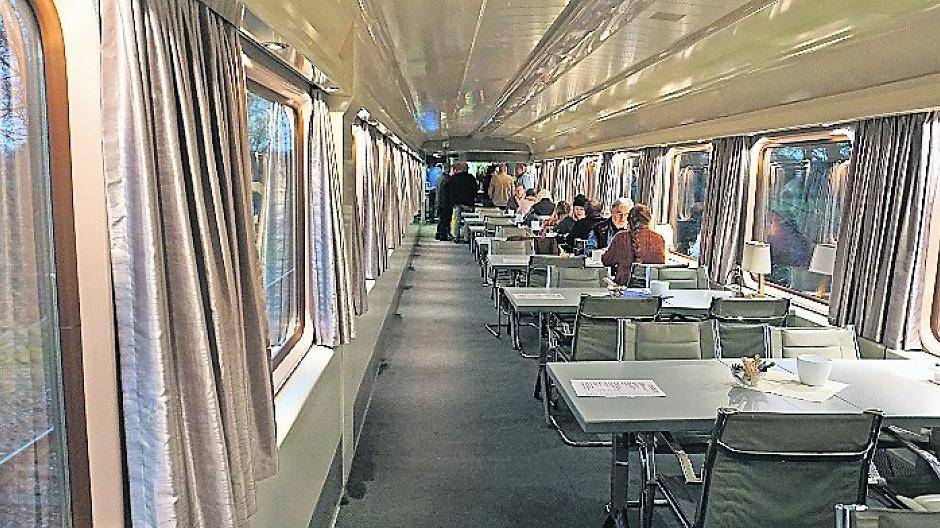  Volontärin Gina Dollen vor der imposanten Dampflok von 1935.  