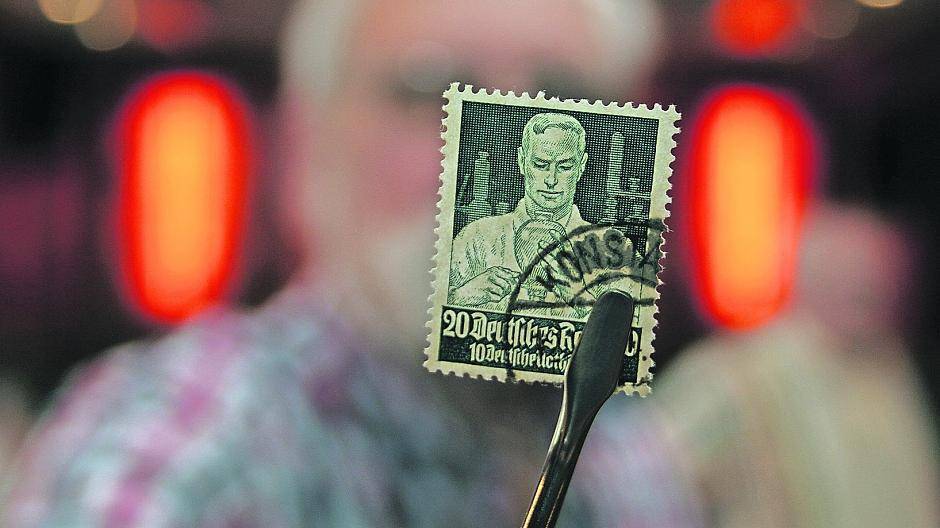 Ein alte Ständebriefmarken aus der Zeit des Nationalsozialismus hält Roland Blumenau von den Briefmarkenfreunden Meerbusch hier in unsere Kamera.