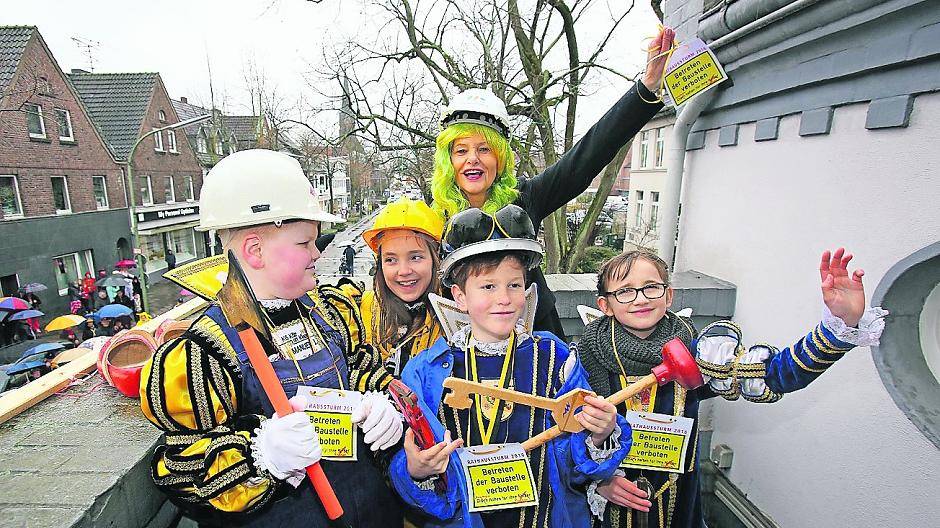 Das Rathaus ist gestürmt. Bürgermeisterin Angelika Mielke-Westerlage übergab den Stadtschlüssel an die Kinderprinzenpaare Prinz Çan Pablo (Müller) und Prinzessin Marlene I aus Lank-Latum und Lissi I. Podsada und Manuel I. Horster Nierst. 