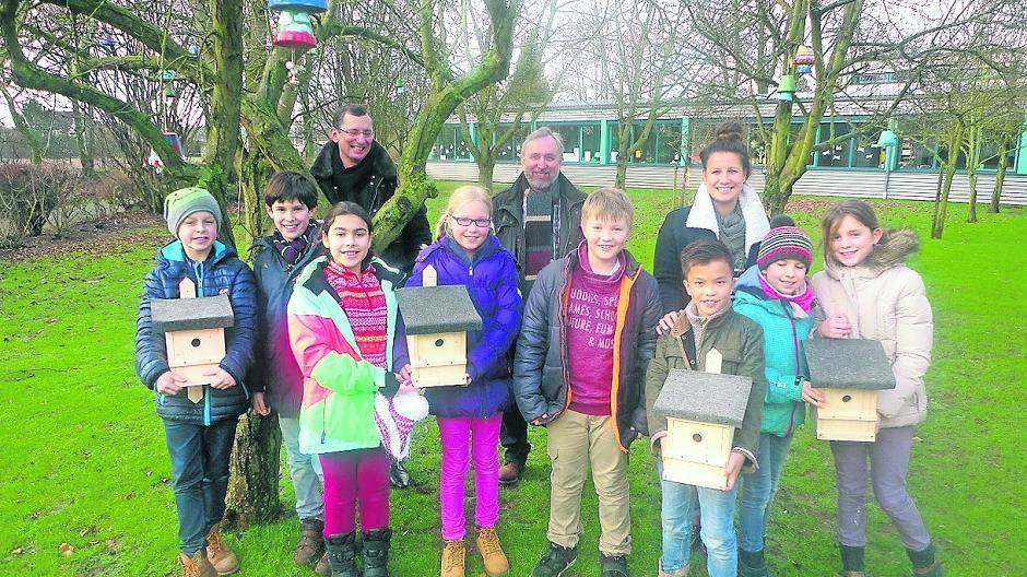 Zusammen mit dem Hägering Meerbusch haben die Schüler der St. Mauritius Grundschule Nistkästen für Singvögel gebaut.