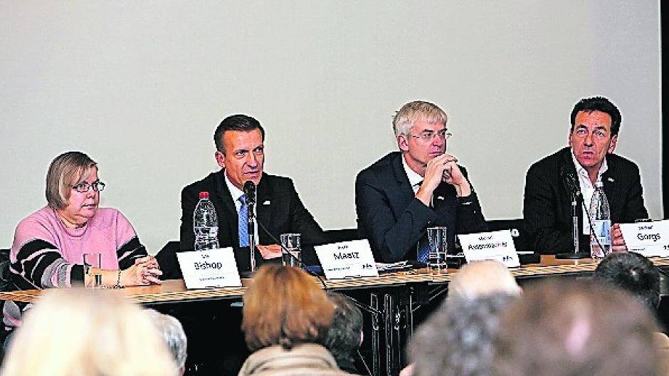  Der Lanker Wasserturm war am Donnerstag fast bis auf den letzten Platz gefüllt. Nicht alle finden die Pläne der Stadt gut. Die Stadtverwaltung um Frank Maatz (2.vl. kleines Foto ) und Michael Assenmacher (2.v.r. kleines Foto) stellte die Bauprojekte vor. 
