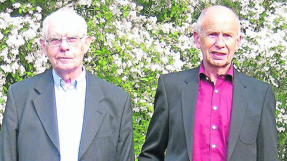  Gerd Peiffer und Hans-Georg Schneider wurden für ihren langjährigen Einsatz als Sänger geehrt. 