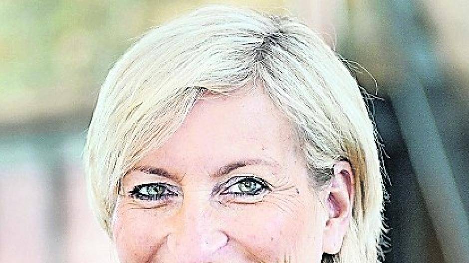  Geben Tipps und informieren: Wirtschaftsförderin Heike Reiß, Ruth Jüllicher von der Sparkasse Neuss und Lisa Henke vom dbt-Team. 