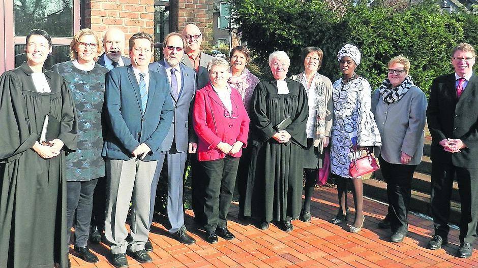  Das Presbyterium der Evangelischen Kirchengemeinde Lank (v.l.n.r.): Pfarrerin Heike Gabernig, Katharina Quack, Walter Stecker, Holger Knospe, Werner Kasprowicz, Uwe Furchheim, Margret Ruth, Helmtrud Beisler, Pfarrerin Ute Saß, Susanne Neubauer, Janet Kwakye-Safo, Martina van Gerven, Bernd Junick. Nicht auf dem Foto: Beate Baumgardt und Uschi Schumeckers. 