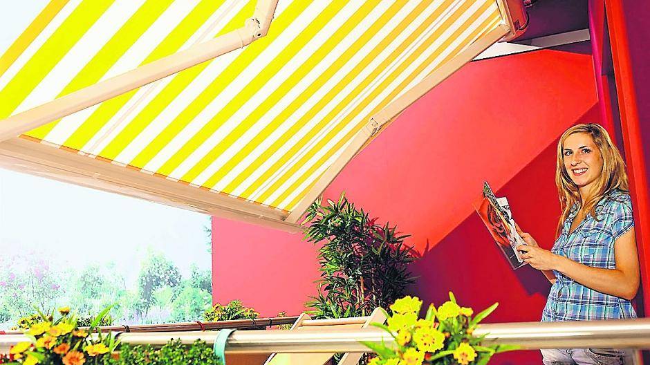  Klassisch: Blockstreifen auf weißem Grund bringen das Ambiente italienischer Eiscafés auf Terrasse und Balkon. 