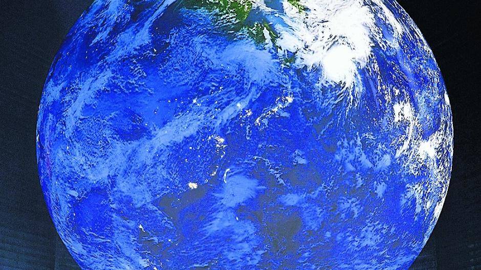  Man fühlt sich fast wie ein Astronaut - die Erde ist zum Greifen nahe. Eine Animation lässt die Erde schweben. 