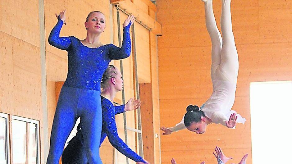 Spektakulärer Abgang von Selda Pascha, aufgefangen von Rebekka Hänisch und Pia Todtenhöfer, auf dem Pferd Ina und Anne Schultz.