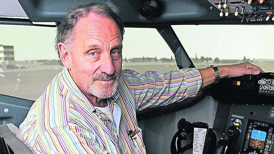 Der Willicher Rolf Schumann ist Geschäftsführer der Charterfluggesellschaft Westavia in Mönchengladbach. Der Simulator soll ein zweites Standbein des Berufspiloten werden.