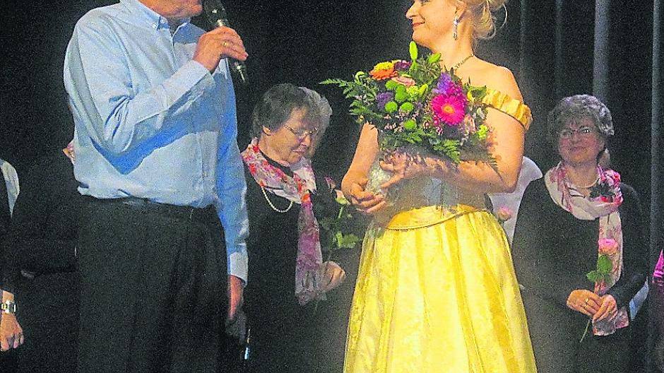 Tiina Maria Enckelmann verzauberte die Anwesenden mit ihrer Stimme. Zum Dank gab es einen Strauß Blumen.