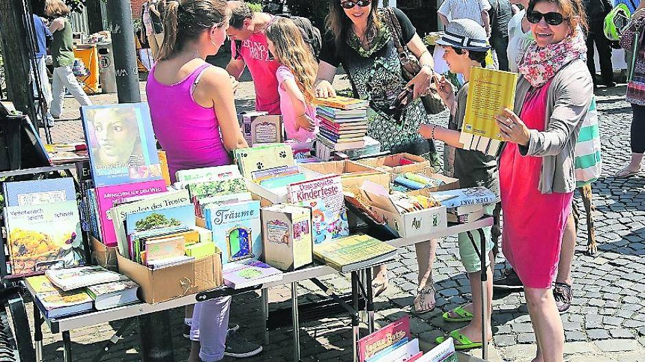  Der Bücherflohmarkt erfreut sich größter Beliebtheit und wird auch in diesem Jahr in den Öko-Markt integriert. 