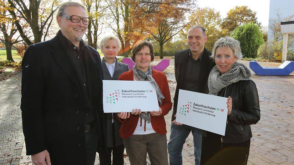 Zukunftsschulen in Meerbusch: Stefan Holtschneider und Claudia Schury von der Bezirksregierung, konnten die Schilder „Zukunftsschule“ an Dorothee Schiebler und Thomas Reuter vom SMG sowie an Helga Cloeren (PJS) überreichen.